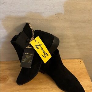 NWT- Seven7 Manhattan black faux suede ankle bootie.